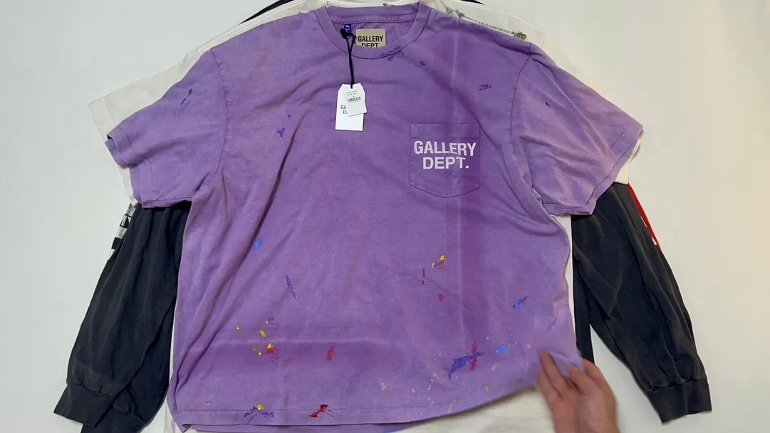 The color of the authentic product will be darker than the official website picture (so that people who look at the picture will not say that the color of the big product is too dark😅) GALLERY DEPT VINTAGE LOGO PAINTED TEE PURPLE Purple splash ink distressed short sleeves Retro English pocket TEE Purple S-XL Ready-to-wear dyeing Fried salt distressing Hand-sewn plaster bone Very heavy industry Manufacturing deep and light fading process Hand-splashed ink graffiti Genuine acrylic material